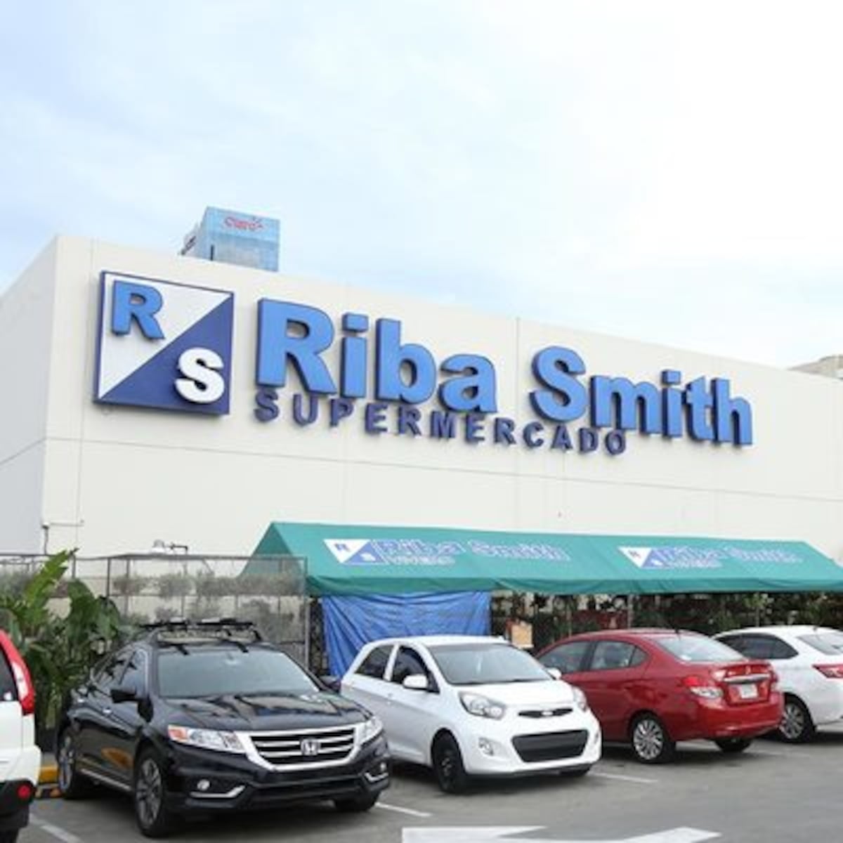 Riba Smith cierra su planta de producción y supermercados