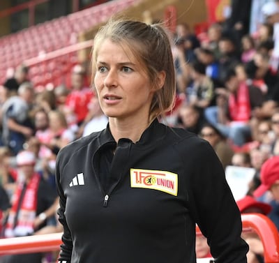 Marie-Louise Eta, la primera mujer en dirigir un equipo masculino en la Bundesliga