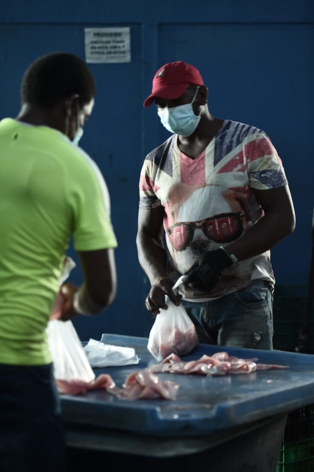 Pescadores donan 4 mil libras de pescados a familias que enfrentan la crisis del coronavirus. Video