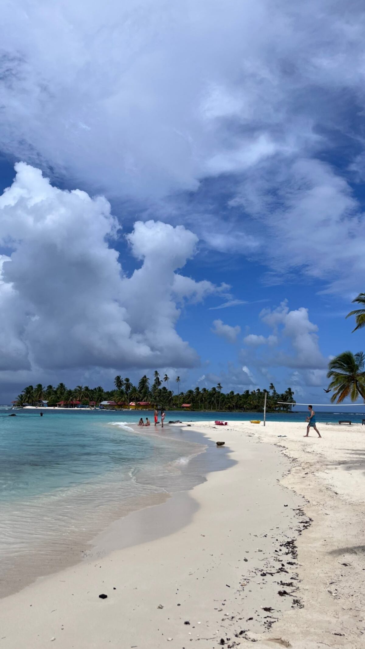 El mister en San Blas. Christiansen disfruta con su familia en la playa