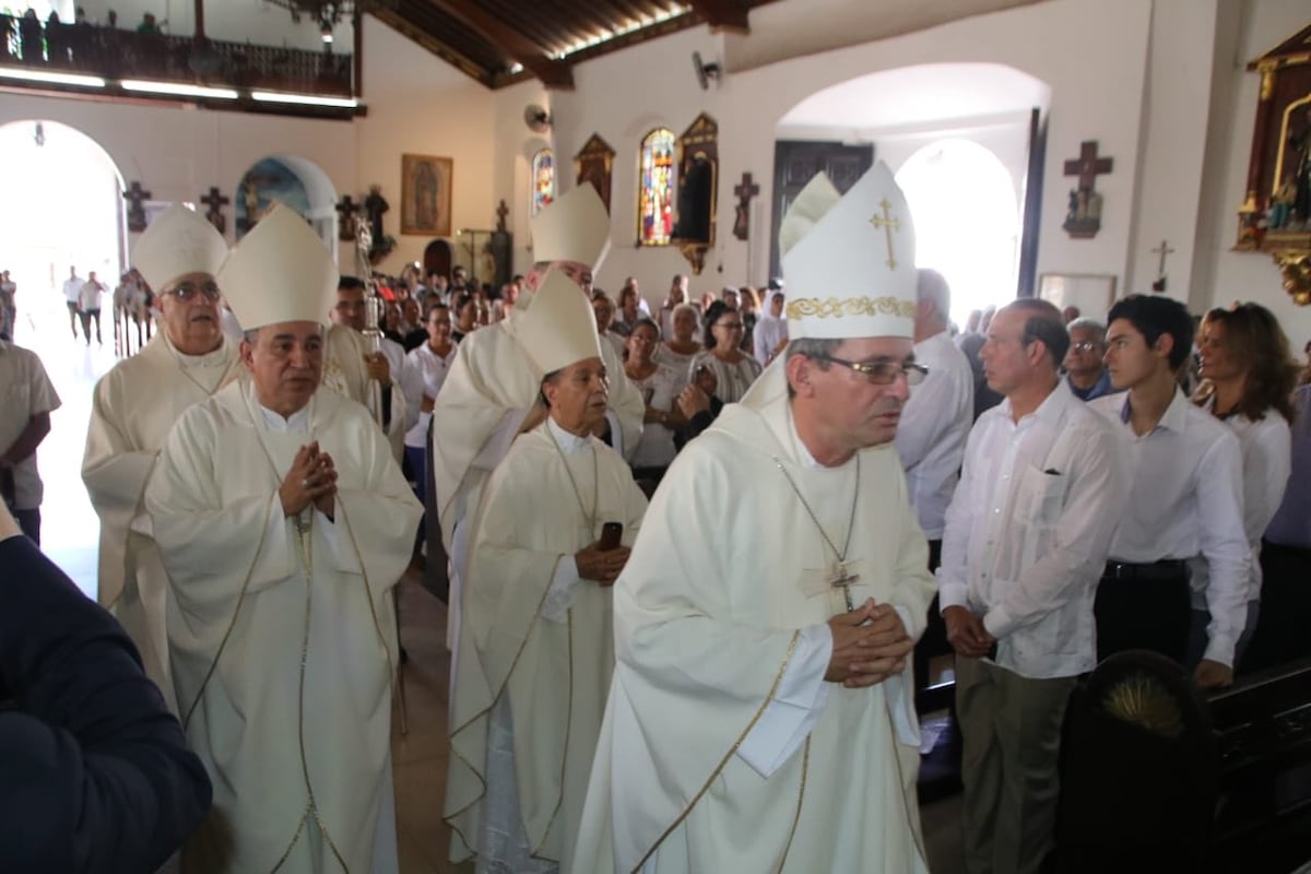 Realizan funeral de monseñor Torres Durán