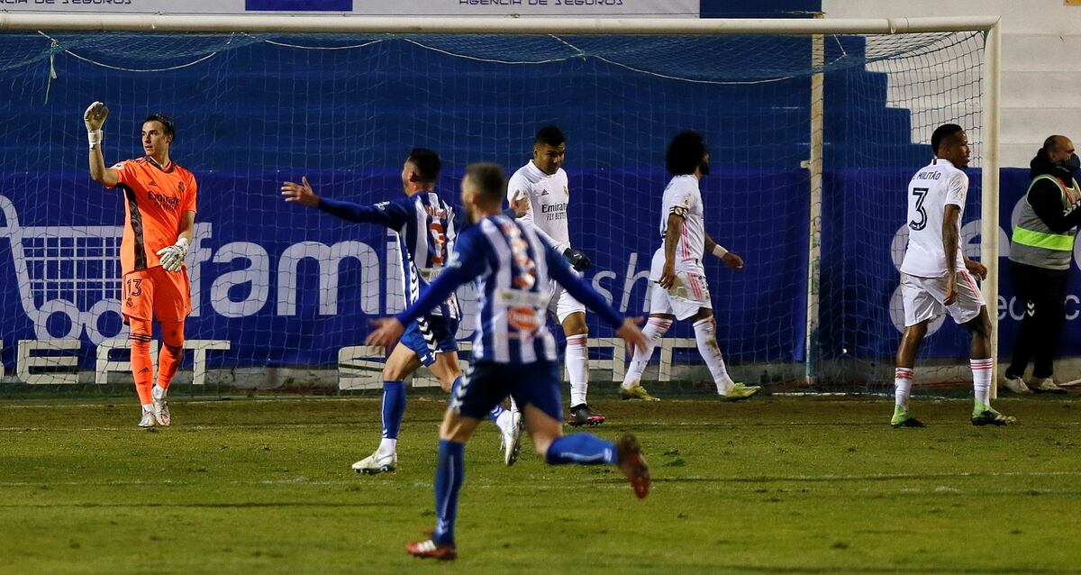 Zidane sabe que el ridículo ante el Alcoyano podría costarle su continuidad en el banco del Real Madrid