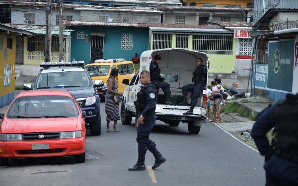 A detención provisional mientras es investigado por el robo de un celular