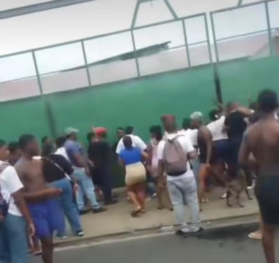 VIDEO | Asesinan a un joven cerca de una recicladora en Curundú y curiosos complican el tráfico