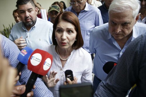 Marta Linares de Martinelli acudió al Tribunal Electoral para presentar su postulación