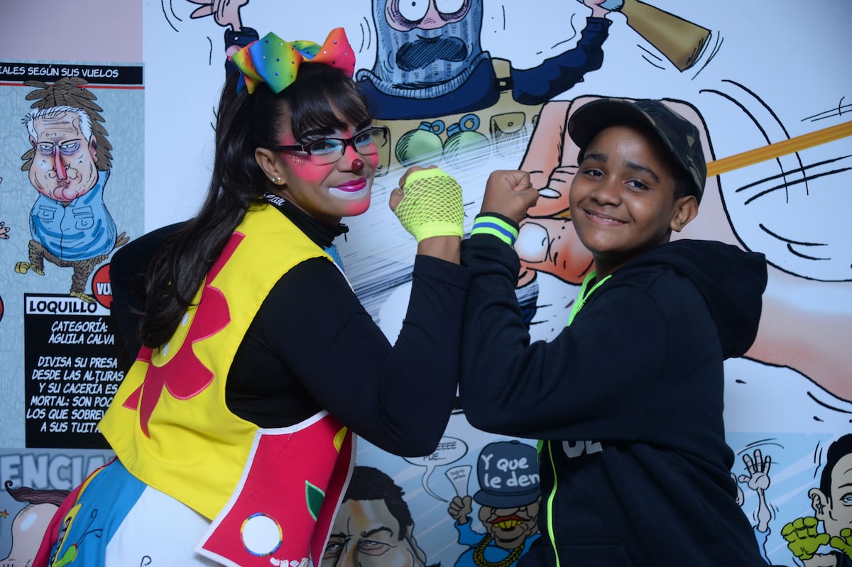 Sonríe a la vida. Su hijo lucha contra el cáncer, pero Pomposita sigue sacando sonrisa a los niños