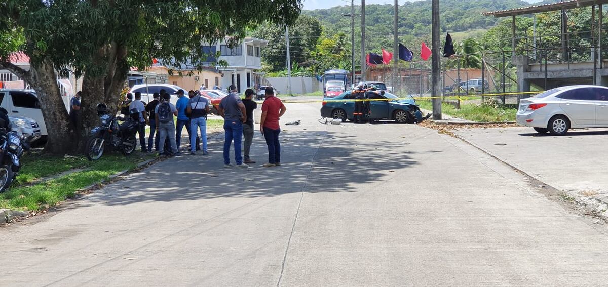 Le disparan mientras conducía, se estrella y muere