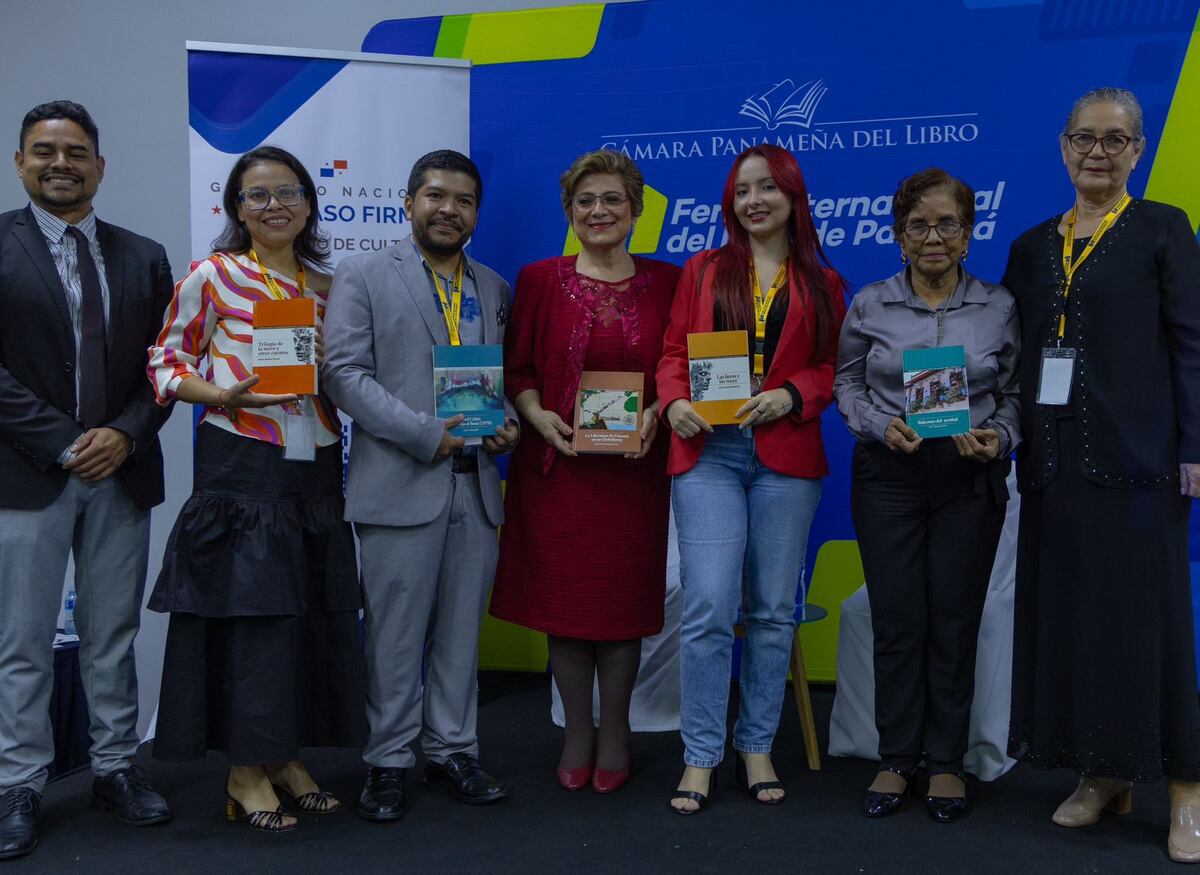 Autores premiados reciben sus obras impresas en la Gala Literaria de la Feria Internacional del Libro