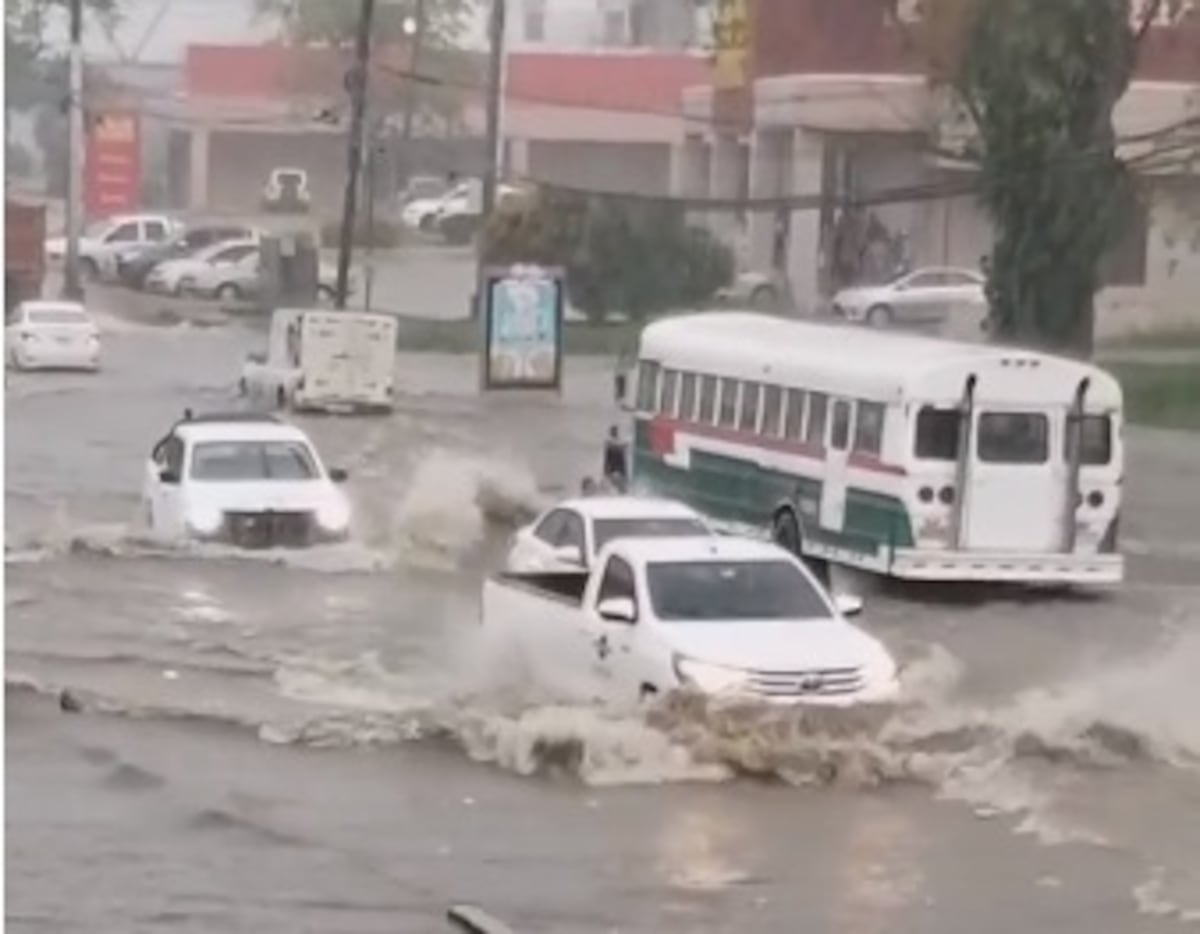 Curiosa. Auto queda varado en la lluvia y a conductor por poco lo hacen ‘sandwich’ en plena Vía España. Video