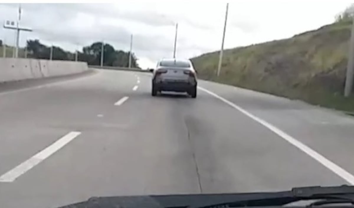 Manejaba en zigzag y quedó volcado en el Corredor Norte. Se le bajó el azúcar. Video lo captó