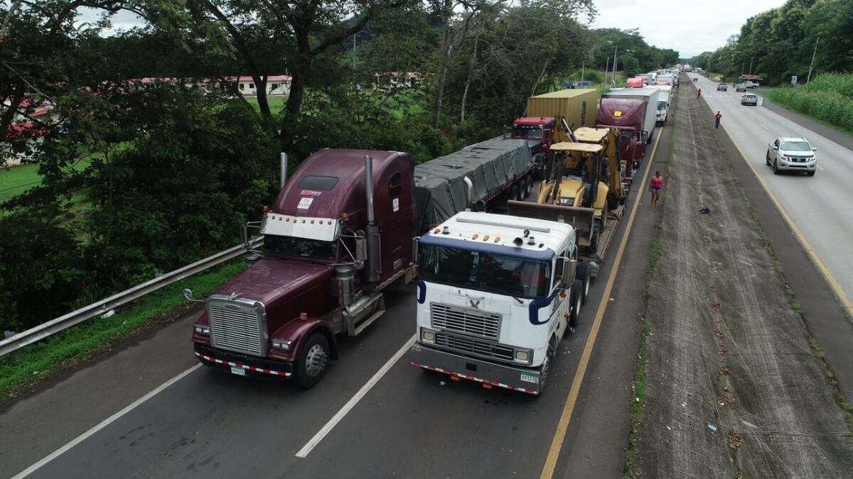 Gremios de transporte de carga dan plazo hasta el lunes para que el Gobierno reabra las vías del país