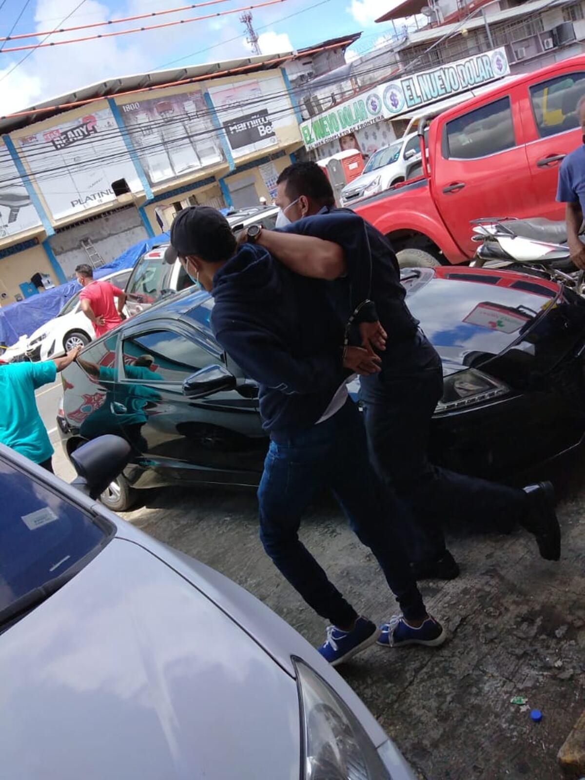 Tres sujetos se meten a robar y se formó la balacera en pleno almacén. Policía cae herido en la frontera. Video