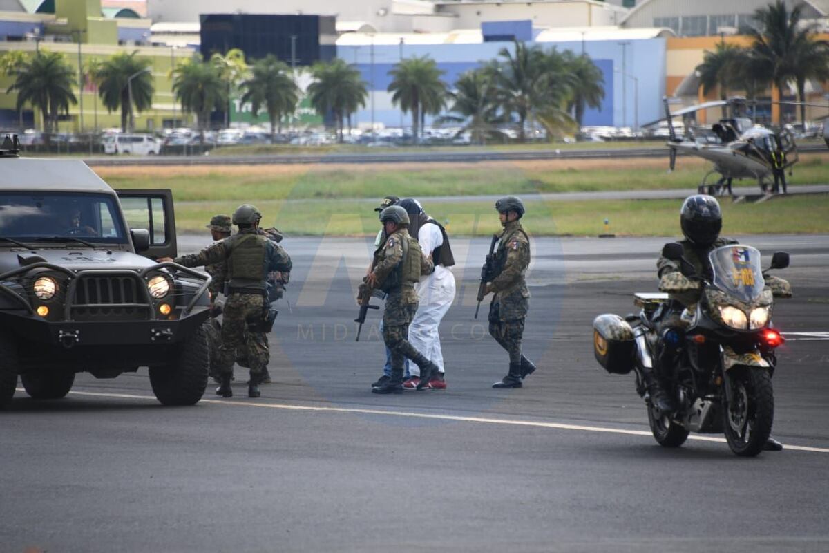 Con chaleco antibalas trasladan a uno de los más buscados por homicidio en El Chumical.  Video