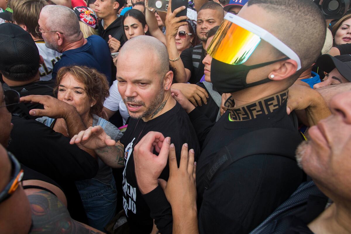 Acorralado con el tema de los chats y las protestas en las calles, renunció el gobernador de Puerto Rico Ricardo Rosselló. Video