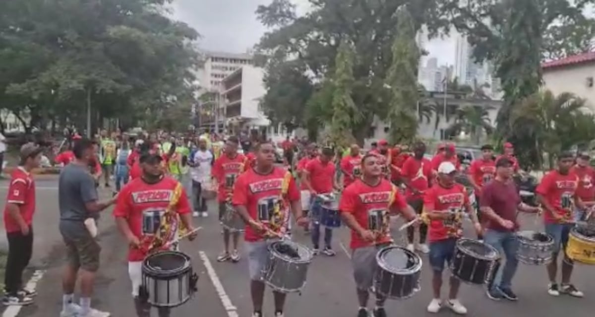 Calentando motores.  Descubrimos el ‘flow’ con el que viene la banda El Hogar para los desfiles patrios. Videos 