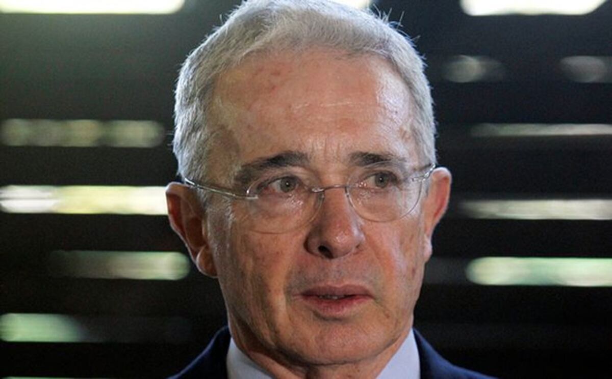 Corte colombiana cita a Uribe por presunta corrupción