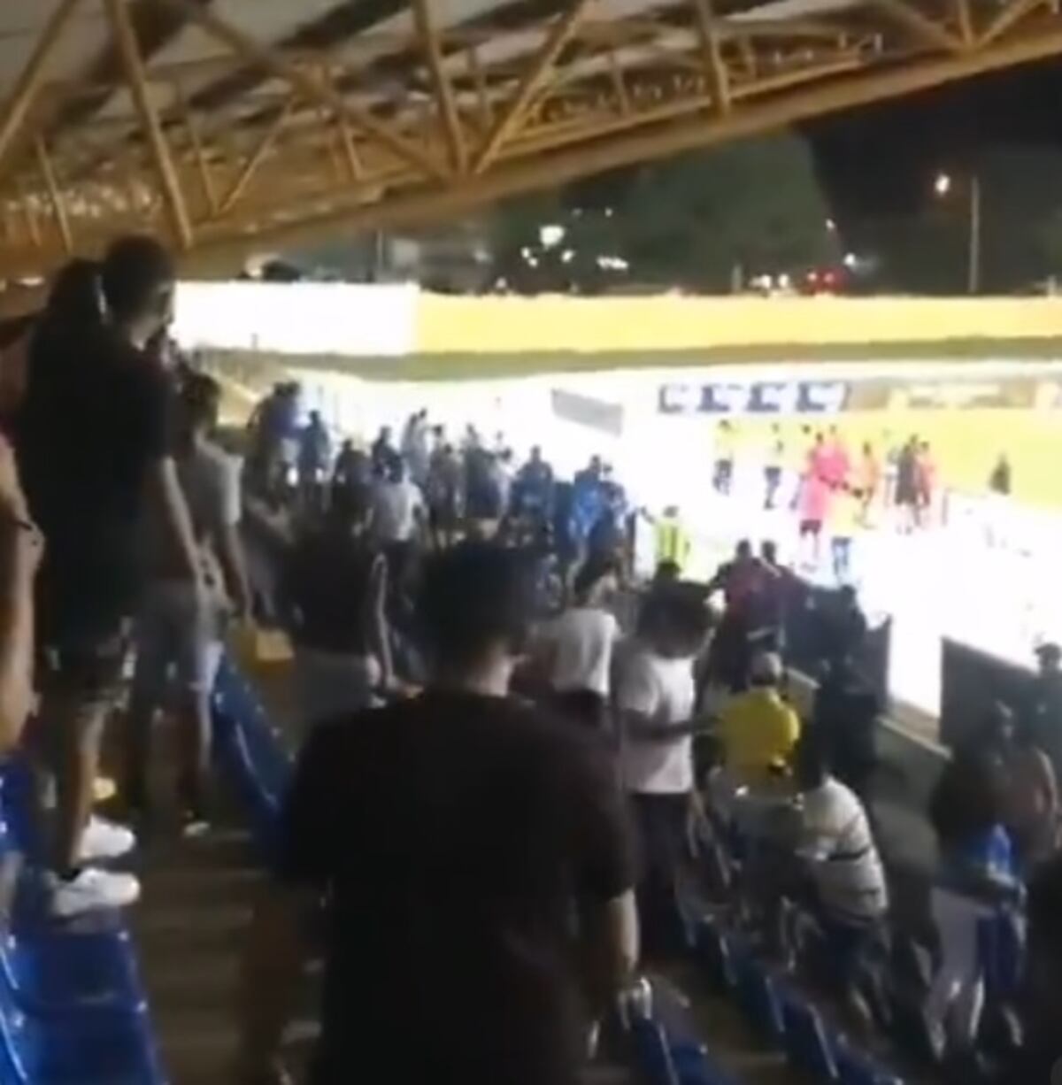 Se formó en pleno estadio, entre aficionados y jugadores. Policía desaloja con gas pimienta. Video