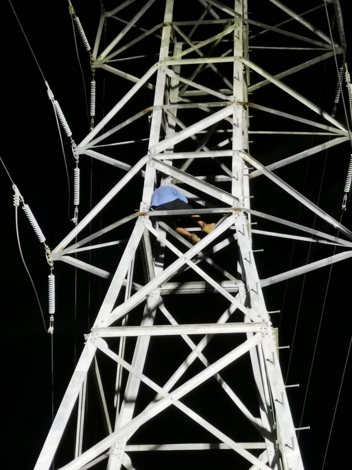 Hombre amenaza con lanzarse de una torre eléctrica en Chilibre. Lo rescatan. Video