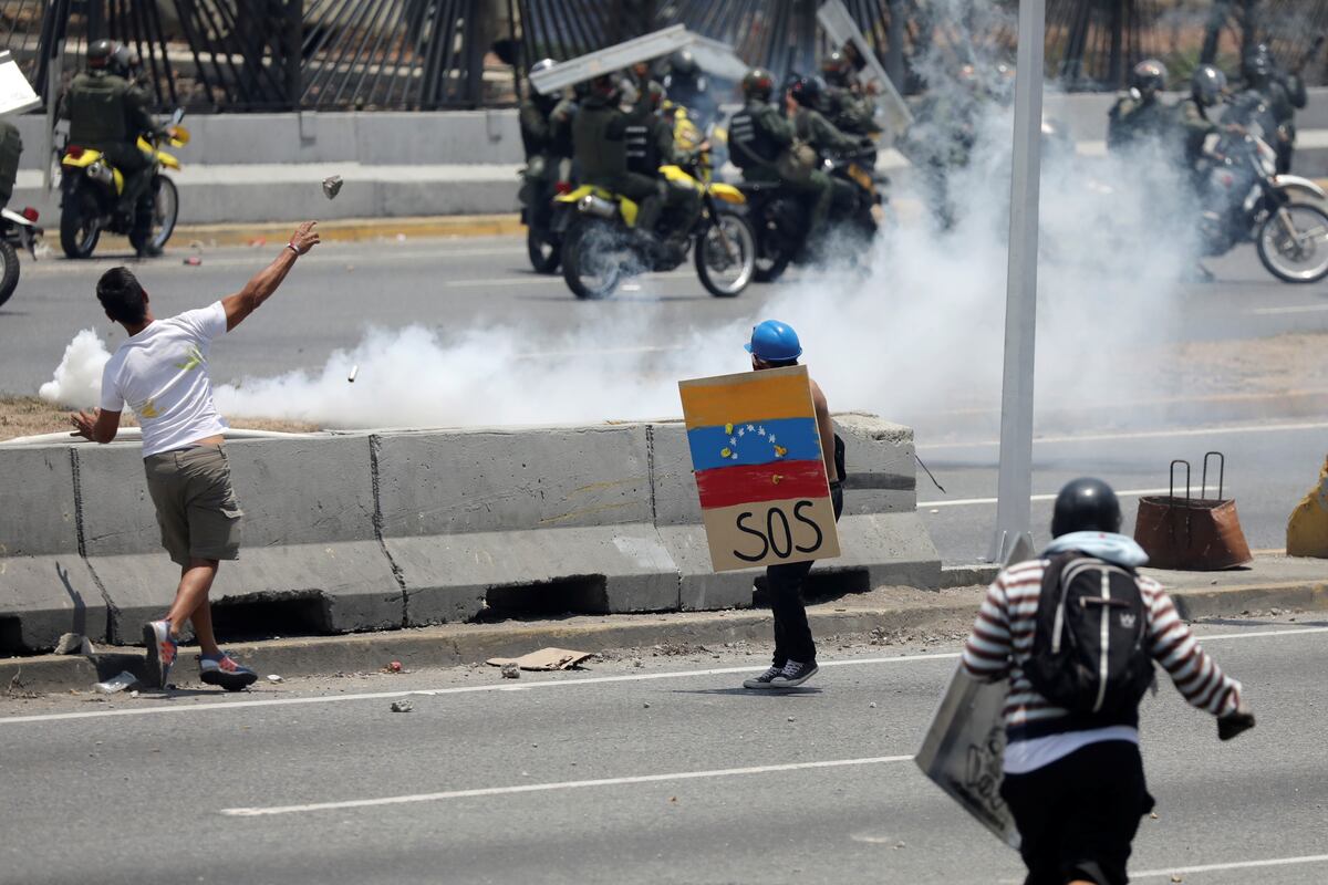 Reprimen a manifestantes de Guaidó con gases lacrimógenos y perdigones