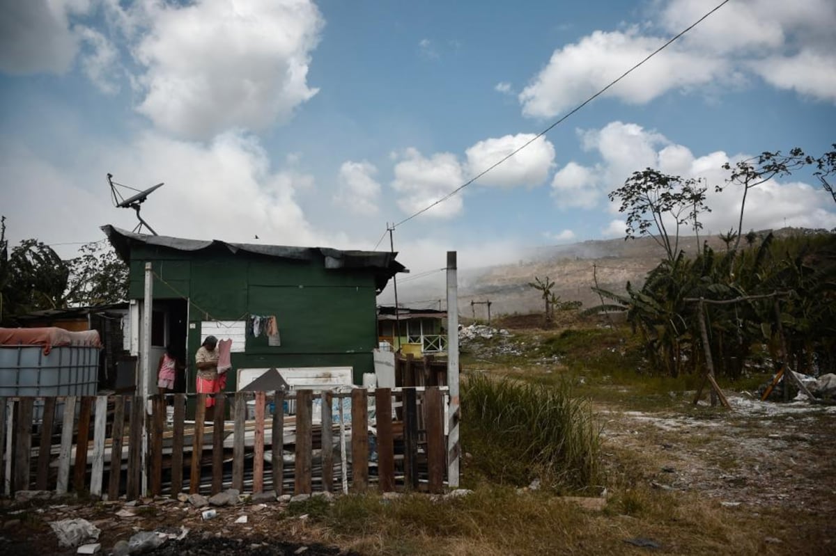 Atienden a personas por inhalación del humo tóxico por incendio en vertedero de Cerro Patacón. Video