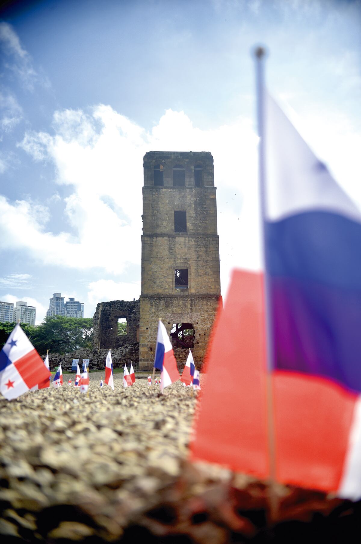 Siembran patriotismo. Así lucieron las banderitas frente a las ruinas de Panamá Viejo