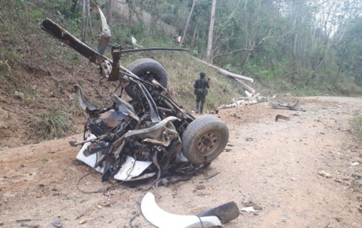 ¡TRAGEDIA! Mueren ocho policías tras explotar el vehículo en el que viajaban