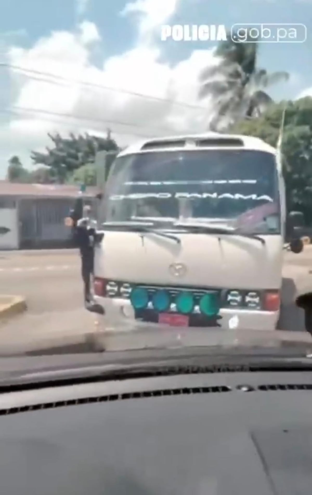 Se quería hacer el loco en vía contraria… pero el video lo delató y lo sancionaron