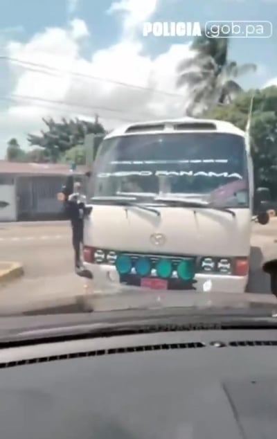 Se quería hacer el loco en vía contraria… pero el video lo delató y lo sancionaron