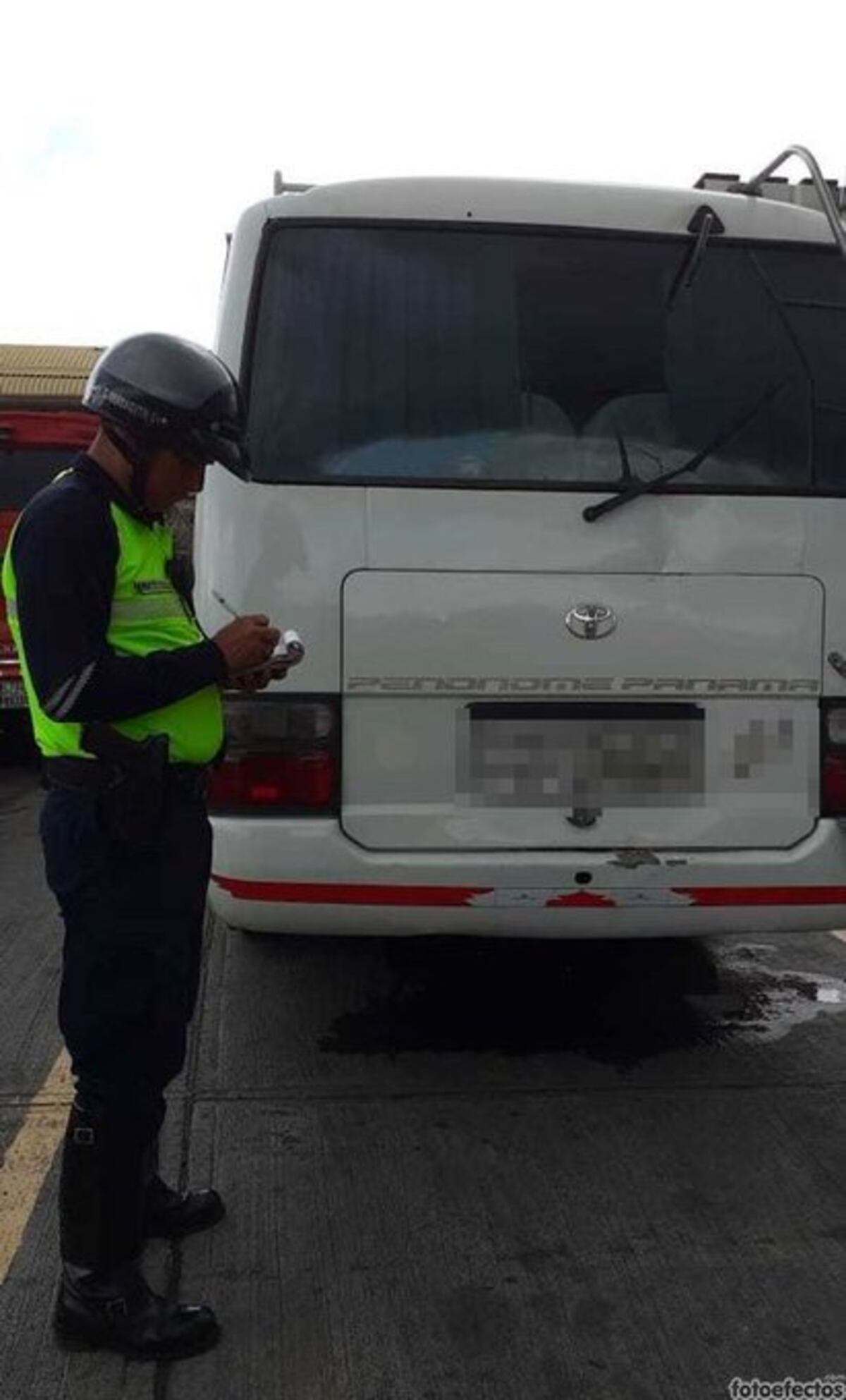 Qué locura. Captan a conductor de un bus  con pasajeros mandando mensajes por celular mientras conducía. Video