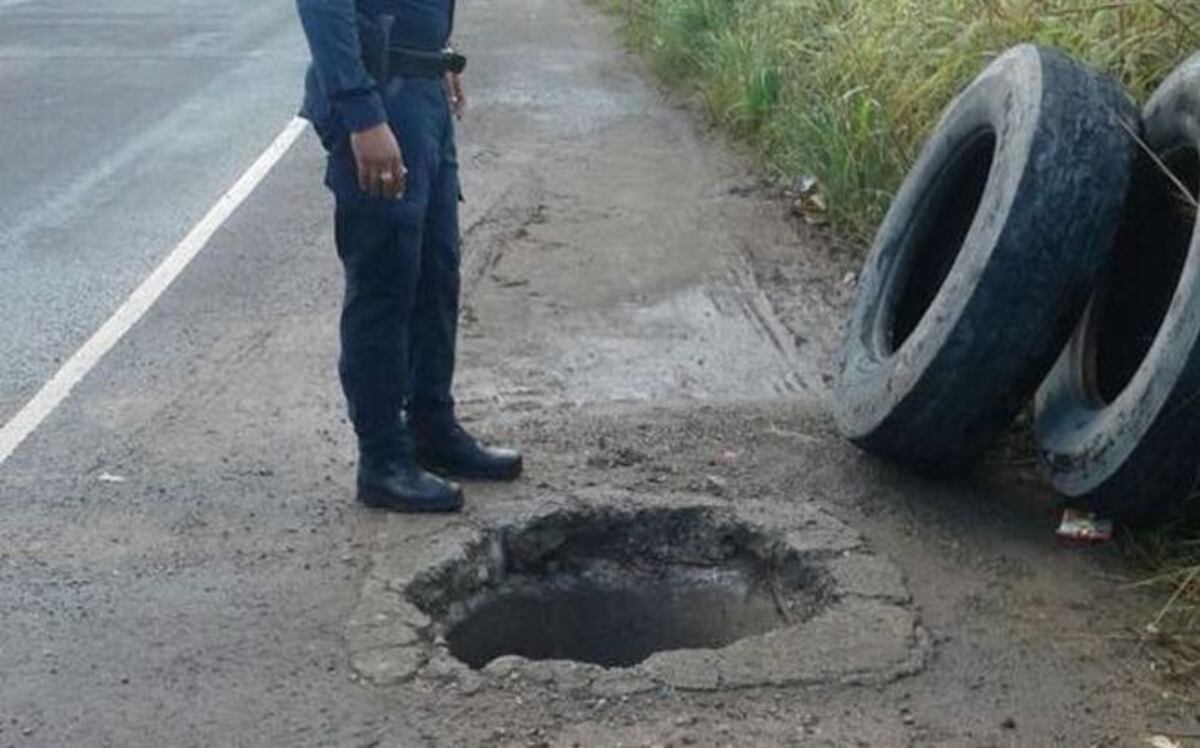 Policía nada en aguas negras para rescatar a niño de 9 años