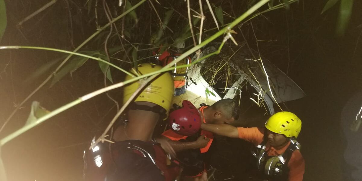 Venía de una competencia de 4x4 y encontró la muerte. Dos pickup fueron arrastrados por la corriente. 