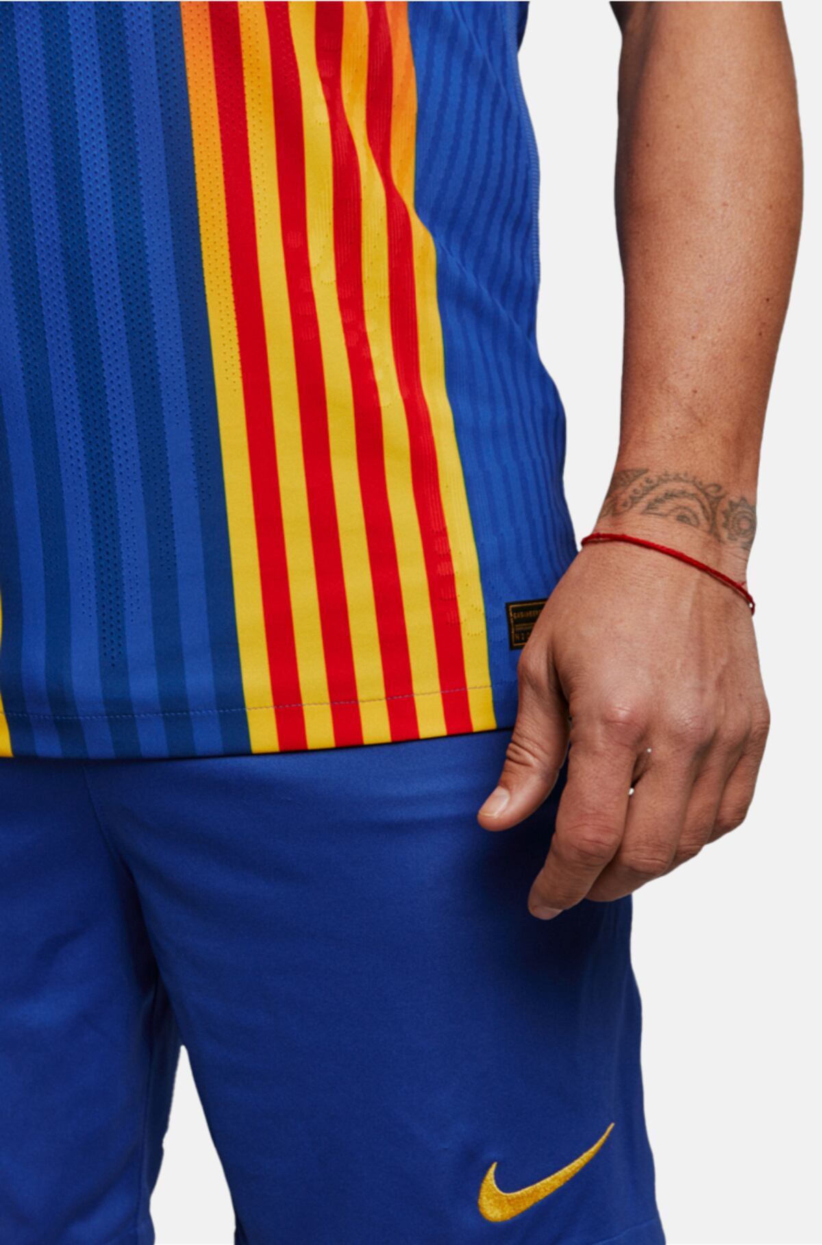 Puyol presenta la camiseta especial del Barça para El Clásico