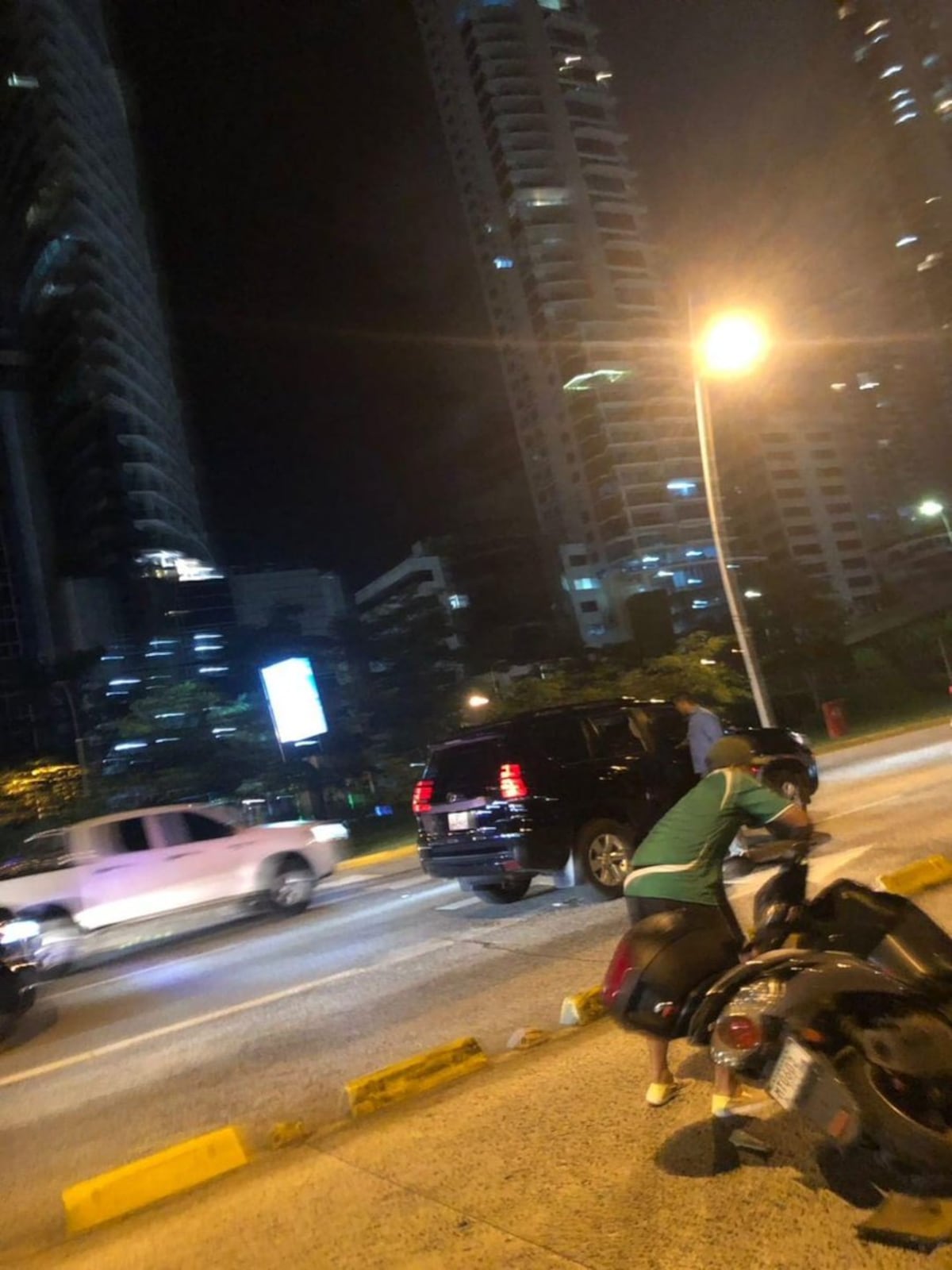 Varela se baja de su auto y ayuda a motociclista accidentado en Cinta Costera