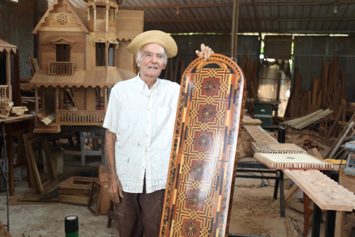 Artesano santeño de 82 años, beneficiario del programa 120 a los 65, inspira con sus creaciones