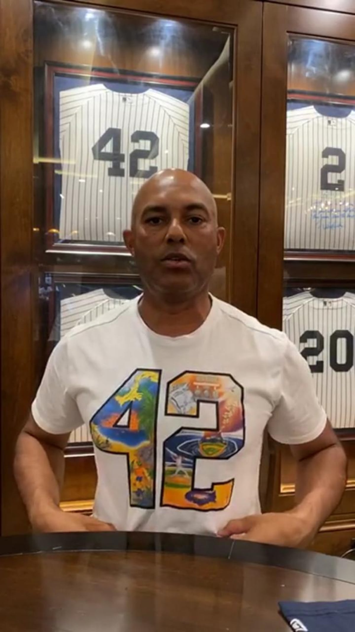 Entérate el significado del diseño del suéter de Mariano Rivera. Video