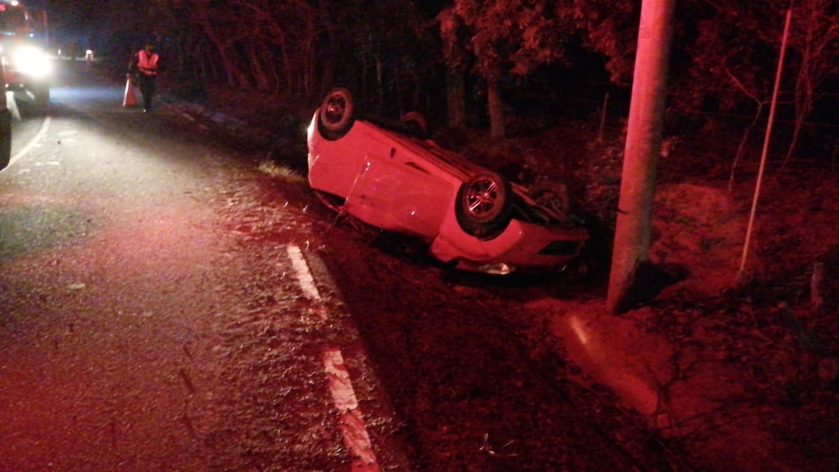 Se volcó y quedó atrapado. Venezolano pierde la vida en fatal accidente