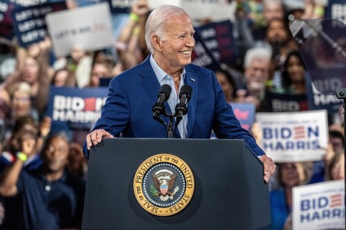 Biden insiste en seguir adelante con su campaña