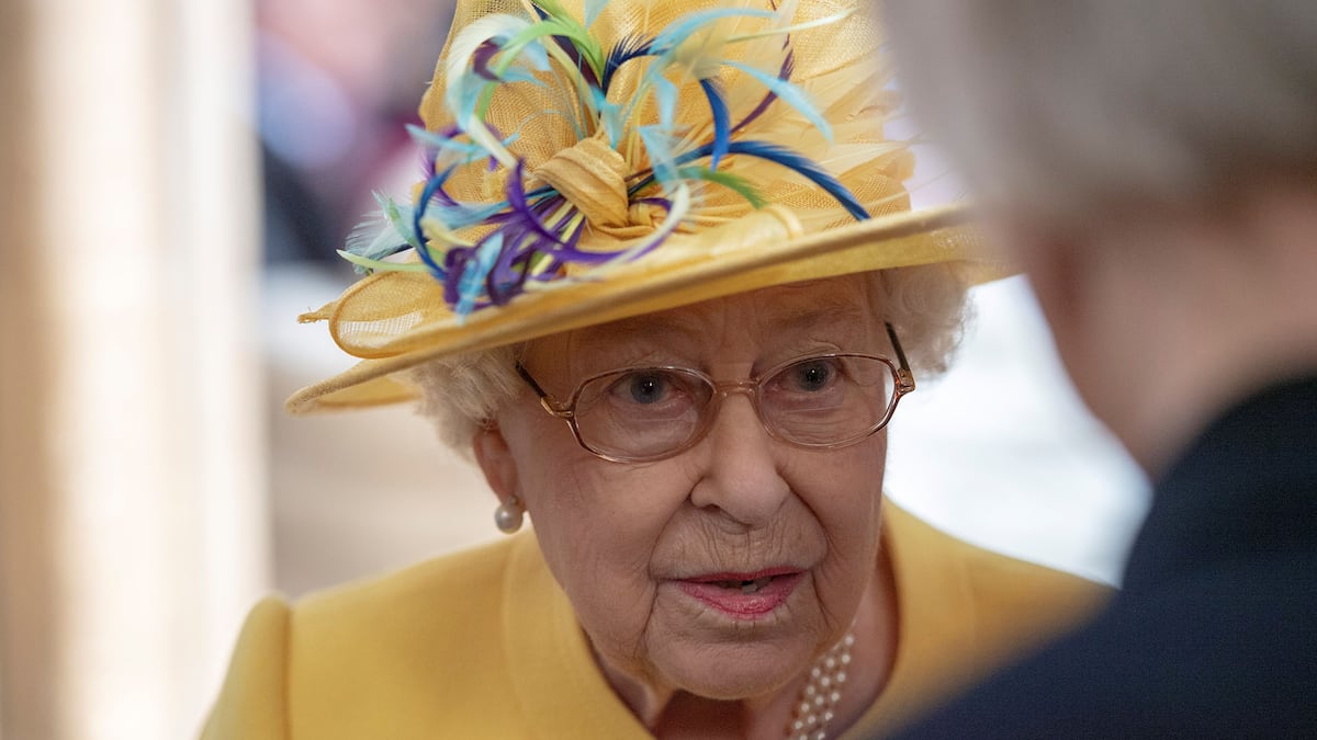 Hombre burla la seguridad y accede al palacio de Buckingham mientras la Reina dormía