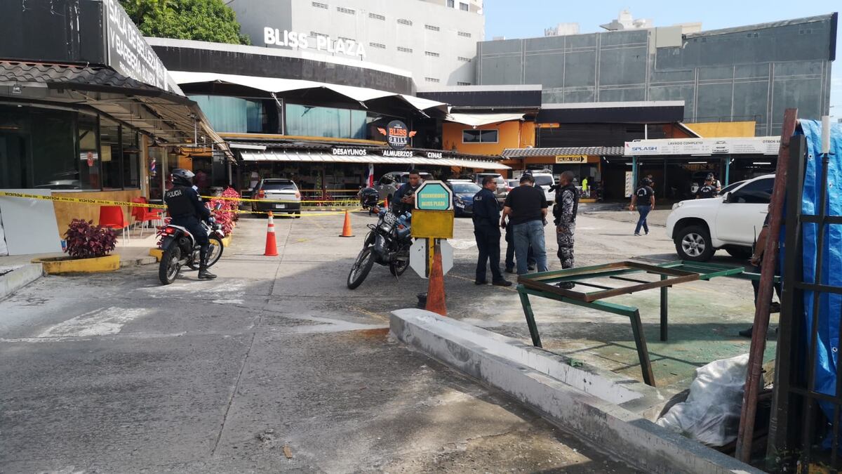 Terminó de almorzar y le propinaron múltiples balazos en una plaza en Transístmica. Video