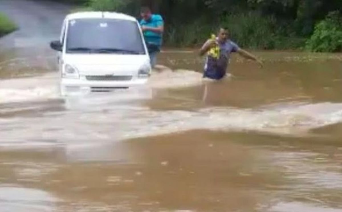 Lluvias arrastran carro y afectan vados en Los Santos