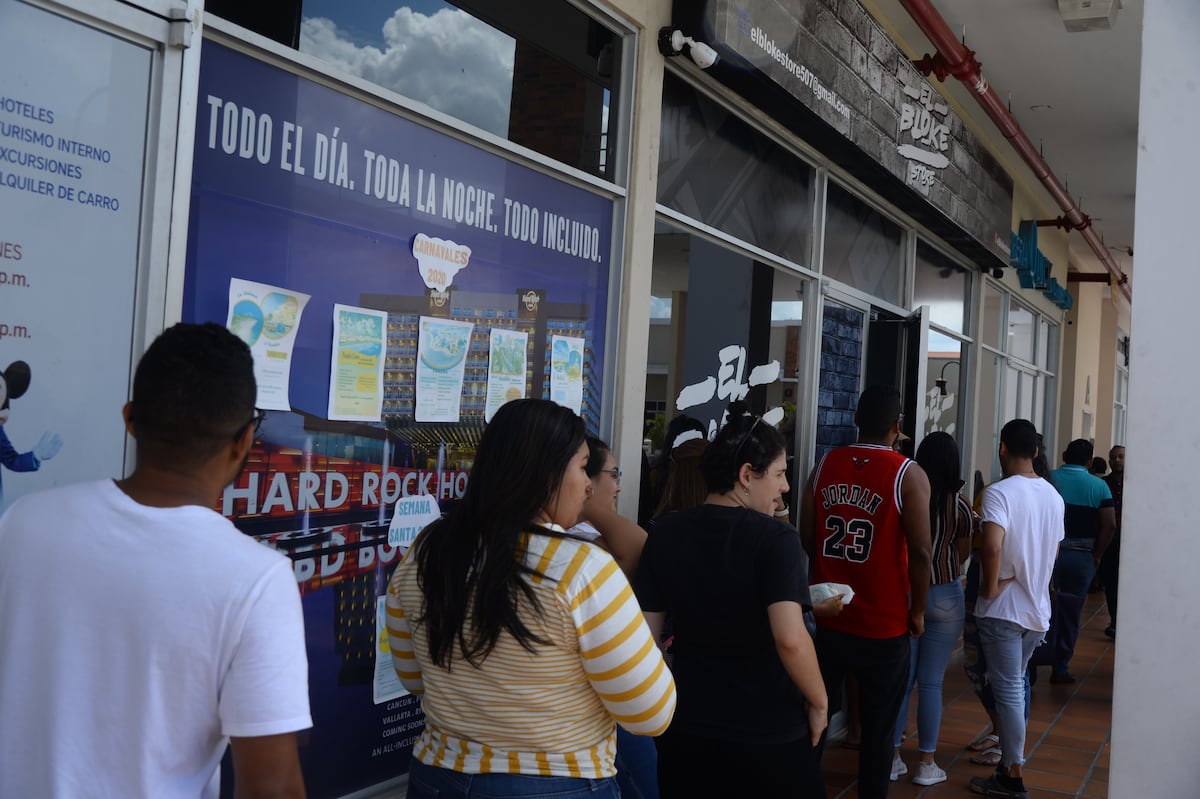 Cientos de Jóvenes madrugaron por el Sech y solo 30 se llevaron un boleto gratis