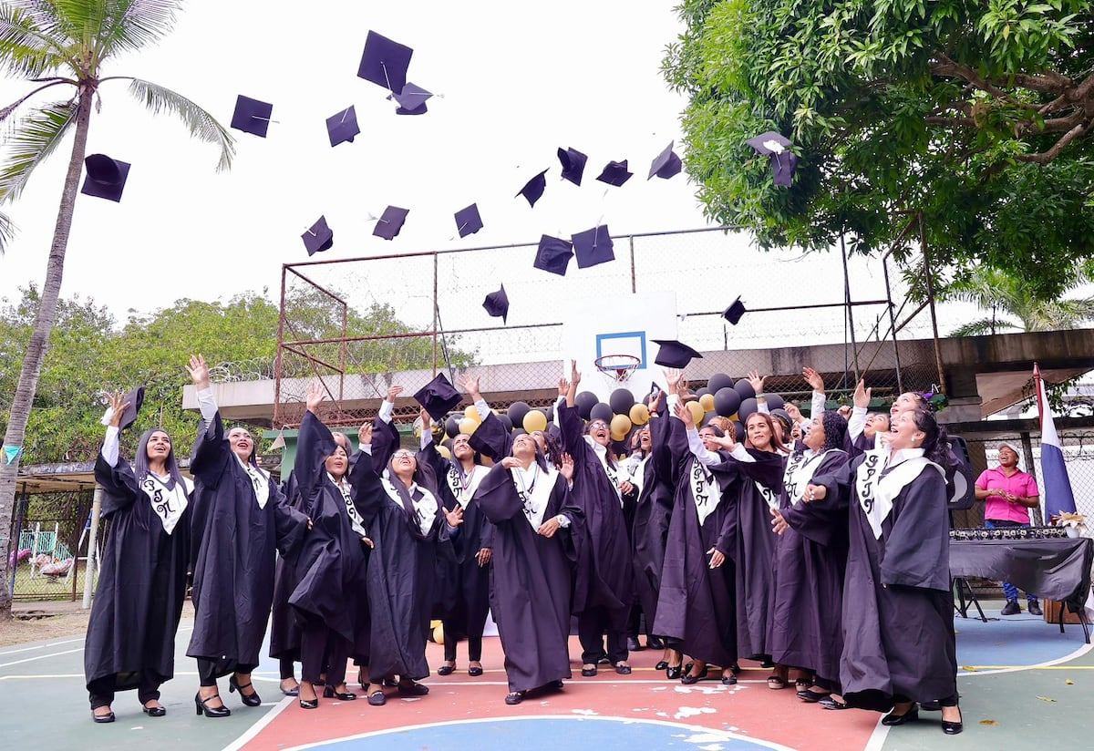 Privadas de libertad rompen barreras: 95 mujeres se gradúan y sueñan con un futuro mejor