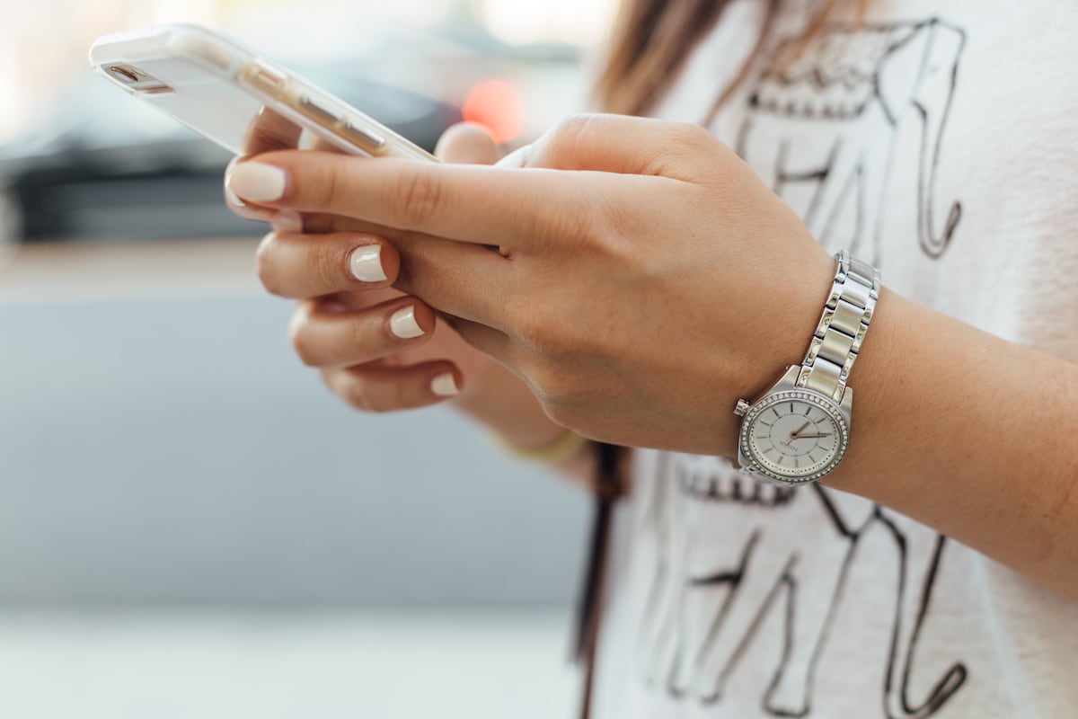 Mujeres podrían ir a la cárcel por revisar el teléfono de su pareja