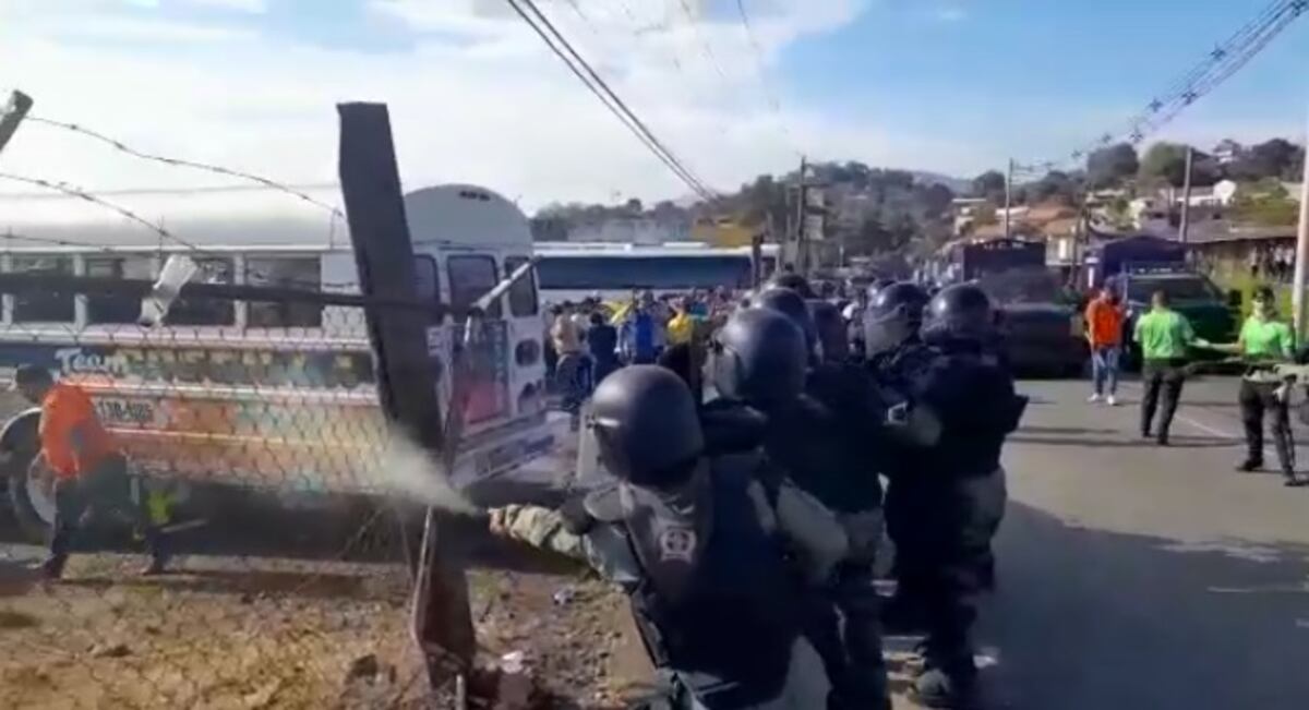 Se formó. ‘No queremos Metro Bus’. Conductores del Oeste y antimotines se enfrentan. Video