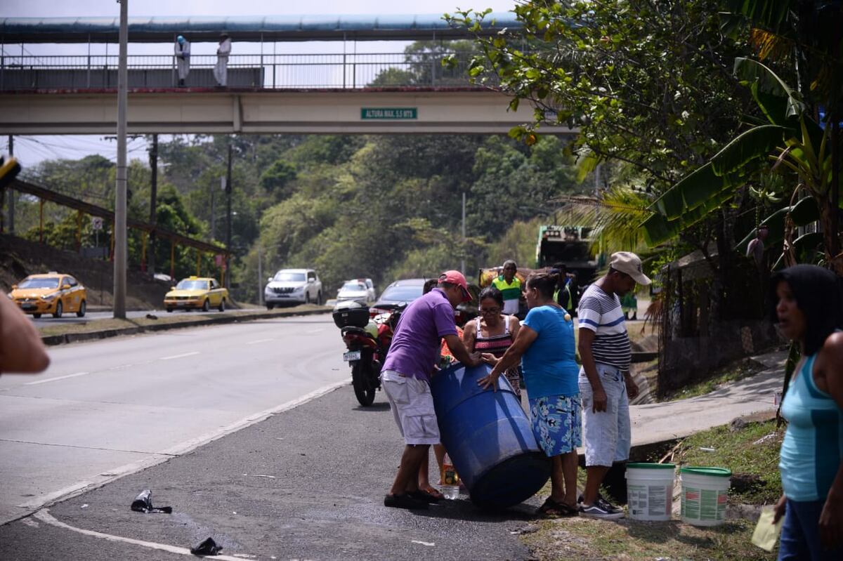 Moradores de la barriada El Carmen piden agua, cerraron un tramo de la vía | Video