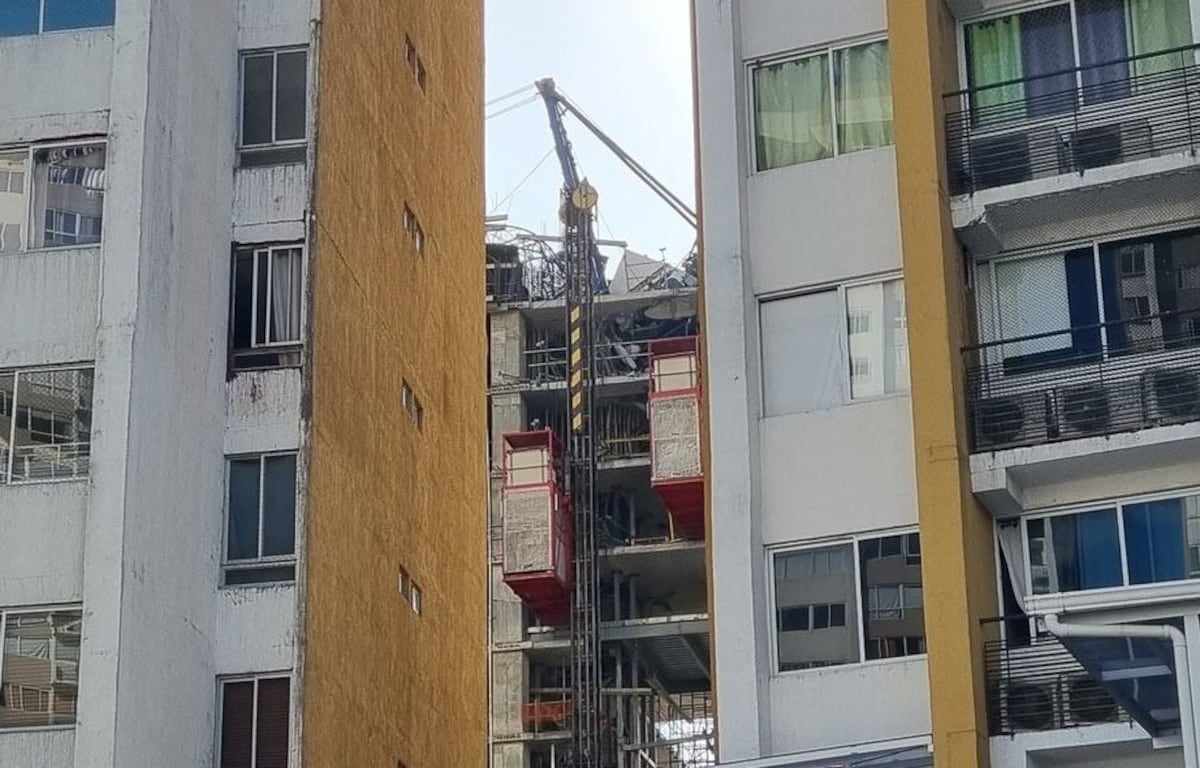 Tres muertos.  Se desploma grúa en edificio en construcción en Ricardo J. Alfaro