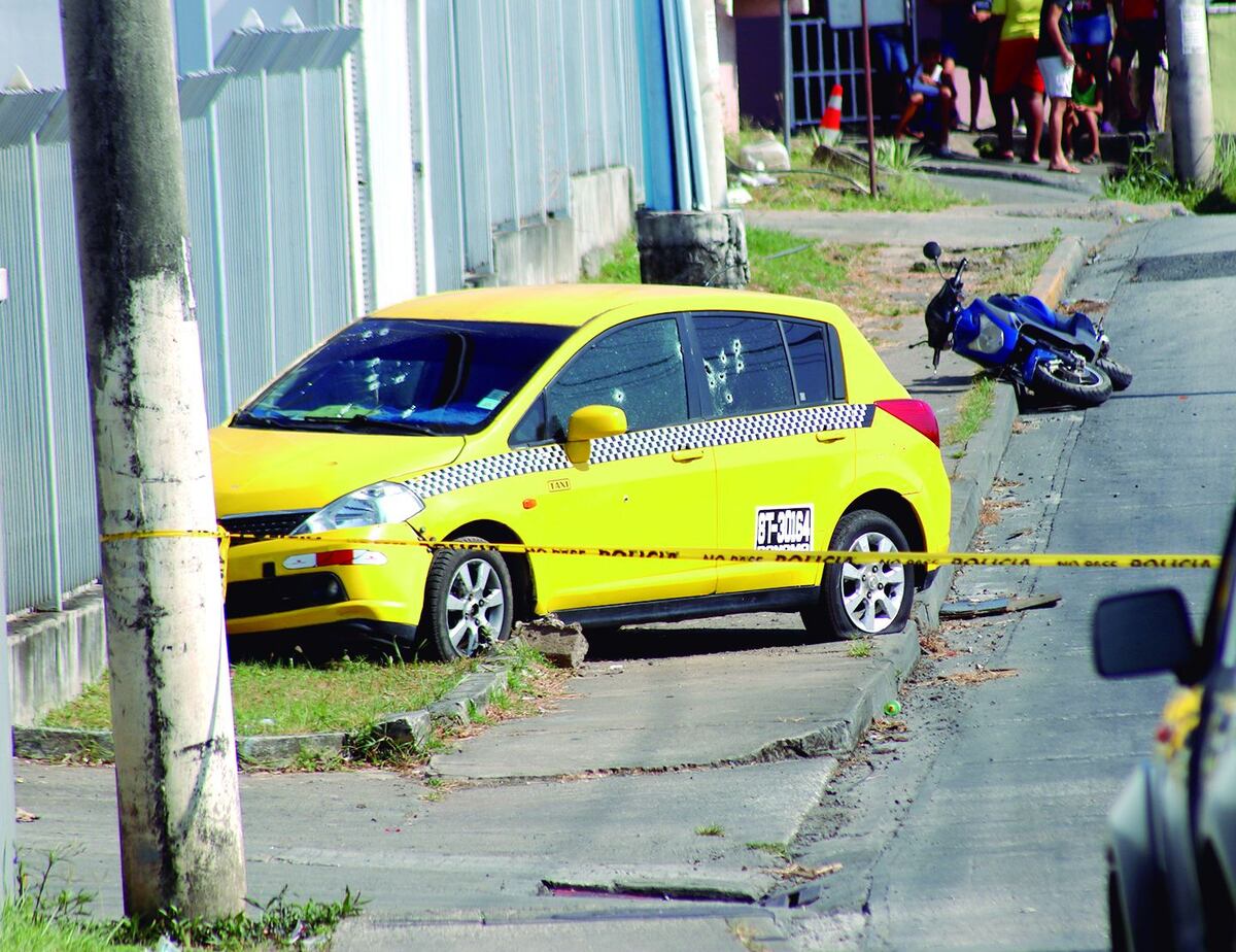 Un taxista y un menor de edad fueron asesinados a plena luz del día 