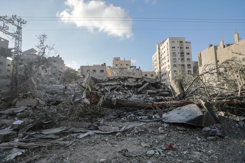 Putrefacción, cuerpos entre escombros y cadáveres en fosas comunes en centro-norte de Gaza