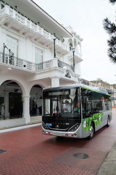 Mulino pone en marcha cinco buses 100% eléctricos para el Casco Antiguo