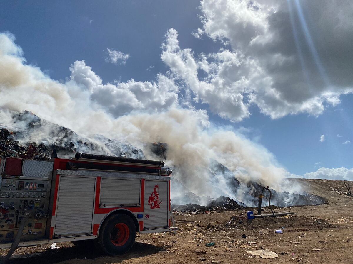 Humo tóxico por incendio en Cerro Patacón. Bomberos sugieren mantener ventanas cerradas. Video